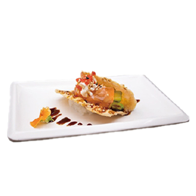 Crispy taco de salmón, aguacate, mango, queso, teriyaki, masago y sesamo