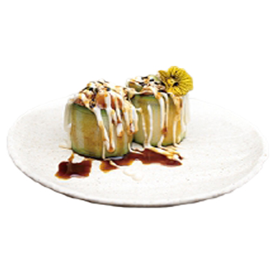 Gunkan pepino, salmón, aguacate, mayonesa, teriyaki y sesamo