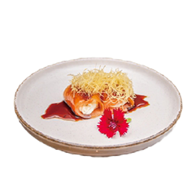Gunkan rollito de salmón, queso, teriyski y kataf