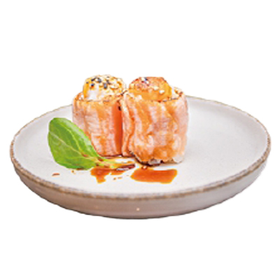 Gunkan salmón con huevo de codorniz flameado, teriyaki y sésamo